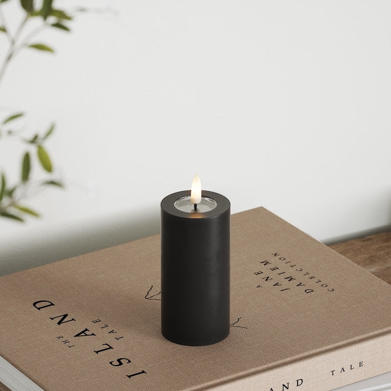 Deluxe Homeart LED Pylväskynttilä Ø 5 x 10 cm Musta