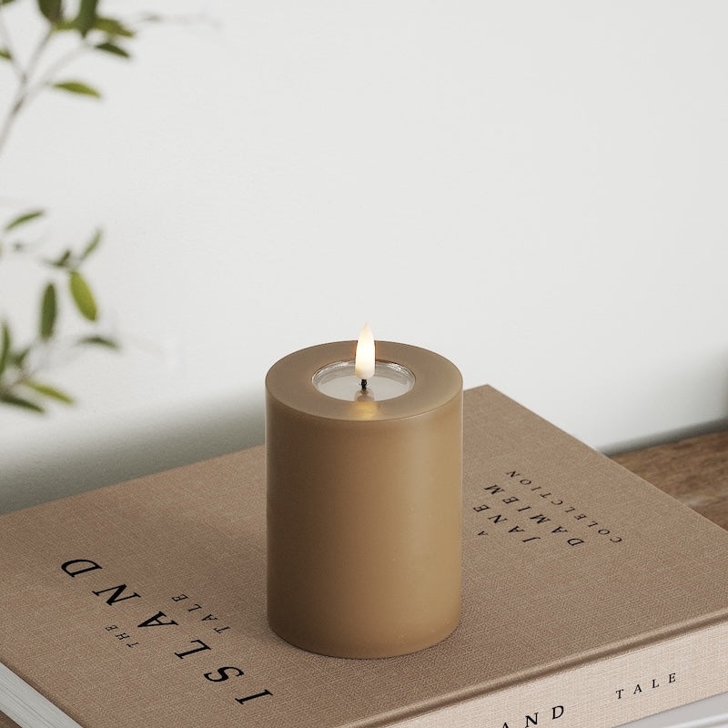 Deluxe Homeart LED Pylväskynttilä Ø 7,5 x 10 cm Karamelli