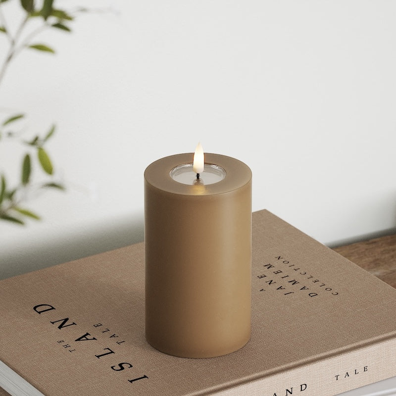 Deluxe Homeart LED Pylväskynttilä Ø 7,5 x 12,5 cm Karamelli