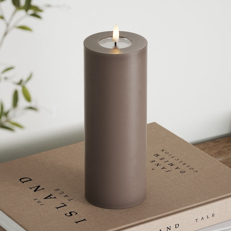 Deluxe Homeart LED Pylväskynttilä Ø 7,5 x 20 cm Mokka