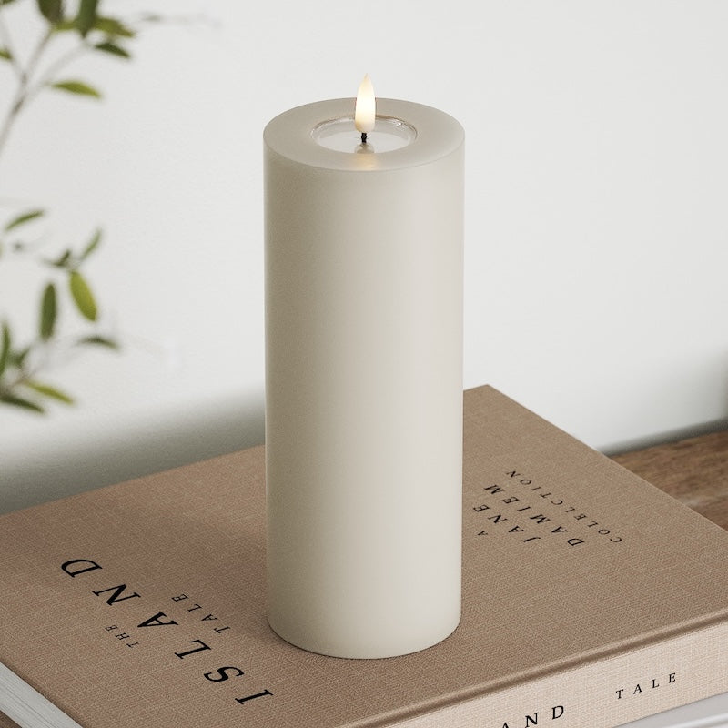 Deluxe Homeart LED Pylväskynttilä Ø 7,5 x 20 cm Hiekanvärinen