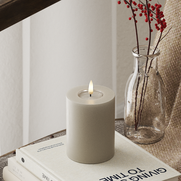 Deluxe Homeart LED Pylväskynttilä Ø 7,5 x 10 cm Hiekanvärinen LED Pylväskynttilä 4