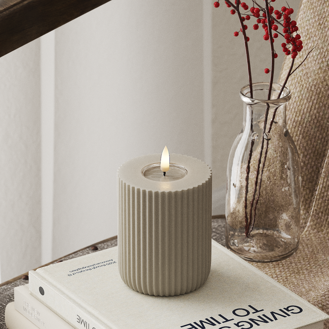 Deluxe Homeart Solid Stripe LED Pylväskynttilä Ø 8 x 10 cm Hiekanvärinen LED Muoto 4