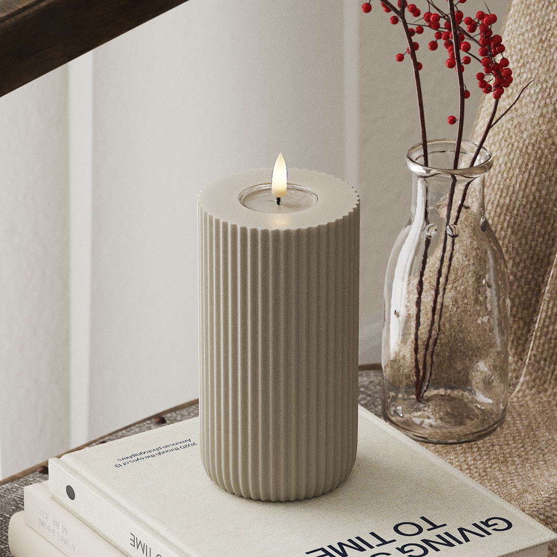Deluxe Homeart Solid Stripe LED Pylväskynttilä Ø 8 x 15 cm Hiekanvärinen LED Muoto 4