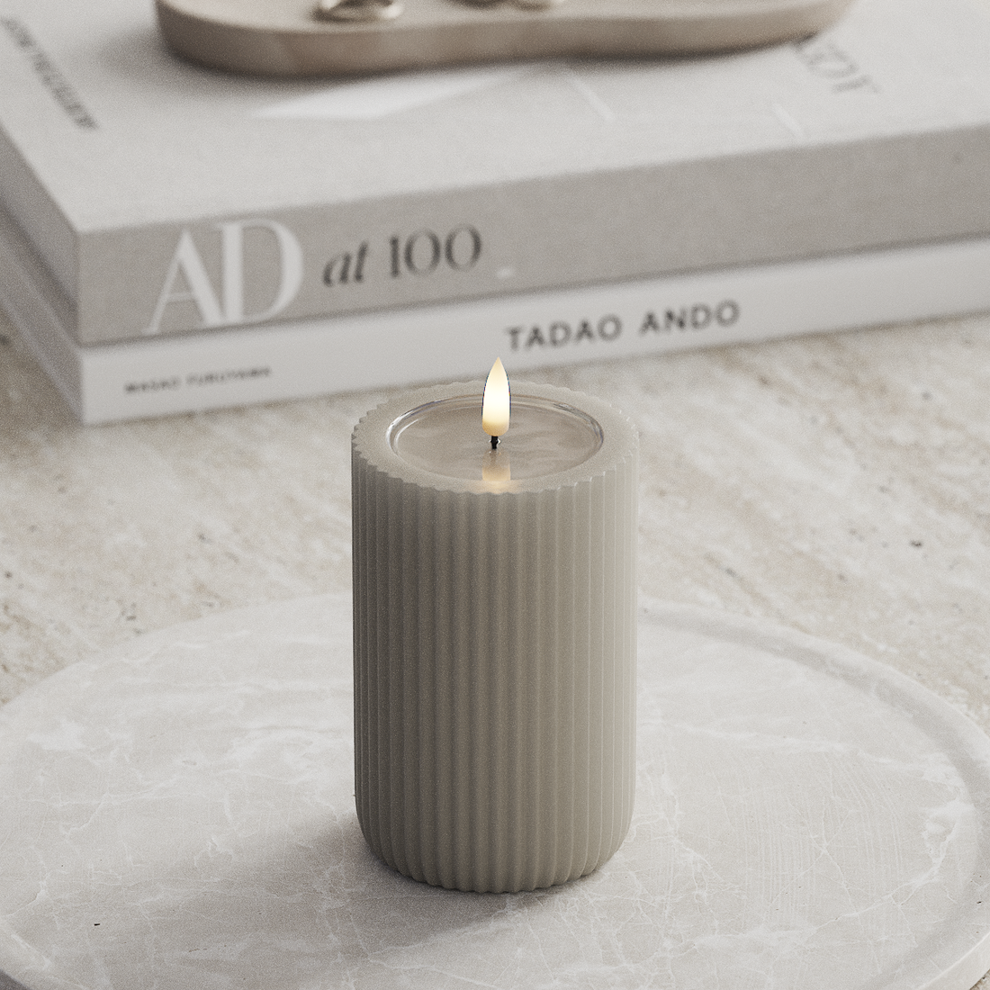 Deluxe Homeart Unique LED uritettu kynttilä D 8 x 12,5 cm Hiekanvärinen unique uritettu kynttilä 3